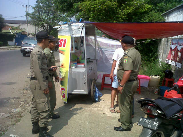 maafterlambat's tweet photo. Alun-alun banjaran lebih genting RT @PRFMnews: 12.27 RT @Satpolppkab_bdg
Penertiban PKL di Jl. Raya Katapang http://t.co/Ny1txkNTqP