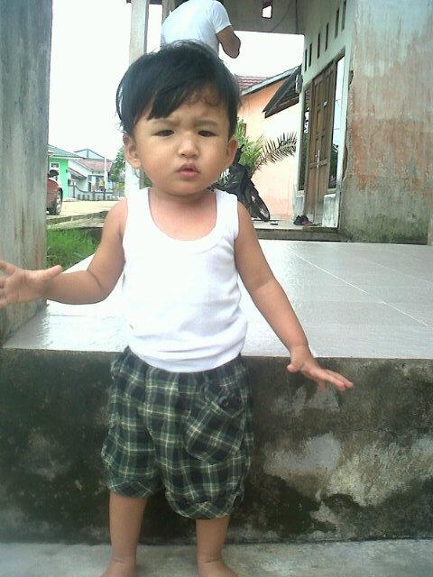JIFITRIE's tweet photo. Aku udah bisa berjalan sekarang. Terus pipiku suka dicubit gemes sama Kk Jihan ☹☺ #dedeEL http://t.co/JKTRUNqS1y