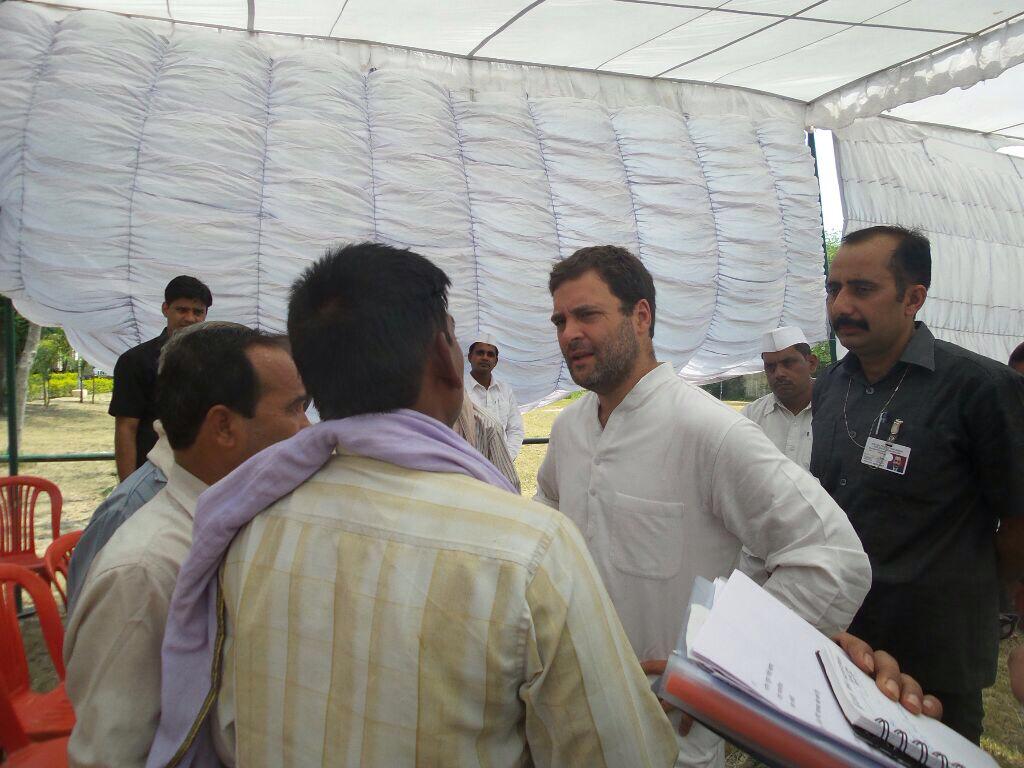 INCIndia's tweet photo. अमेठी में आज दूसरा दिन - मुन्शीगंज में लोगों से मिलते राहुल गांधी http://t.co/cby3vGrzol