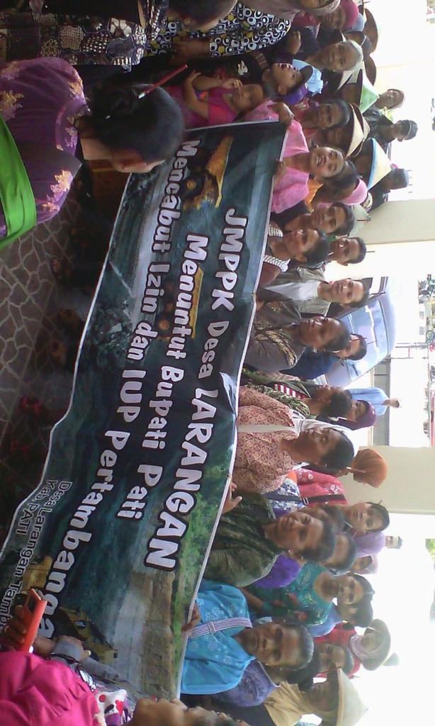 12.00 Sembari menunggu, warga JM-PPK Pati / #SaveKendeng bentangkan spanduk &amp; nembang jawa #CabutIjinLingkunganPTSMS