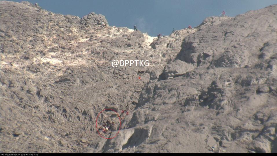 12.29 Saat ini tim evakuasi mulai membawa korban turun dr puncak #Merapi