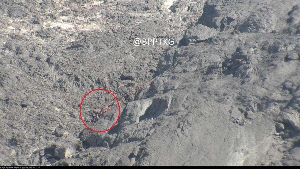 12.35 Mohon doanya, saat ini korban mulai dibawa turun dr puncak #Merapi