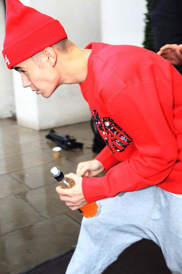 glossycode's tweet photo. Justin Bieber's jaw line appreciation tweet http://t.co/9p4dTHySNi