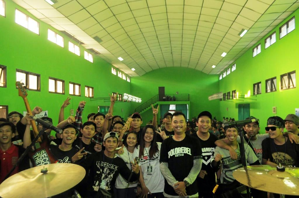 Momen bahagia bersama panitia <a href="/WeAreYoung_2015/">#WeAreYoung2015</a> \m/