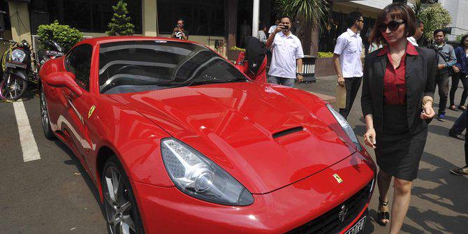 PecintaOran93's tweet photo. Wow !! "@merdekadotcom: http://t.co/T27924Uo4B Ferrari milik Roro Fitria ternyata bodong http://t.co/ZTUf0Qglx8"