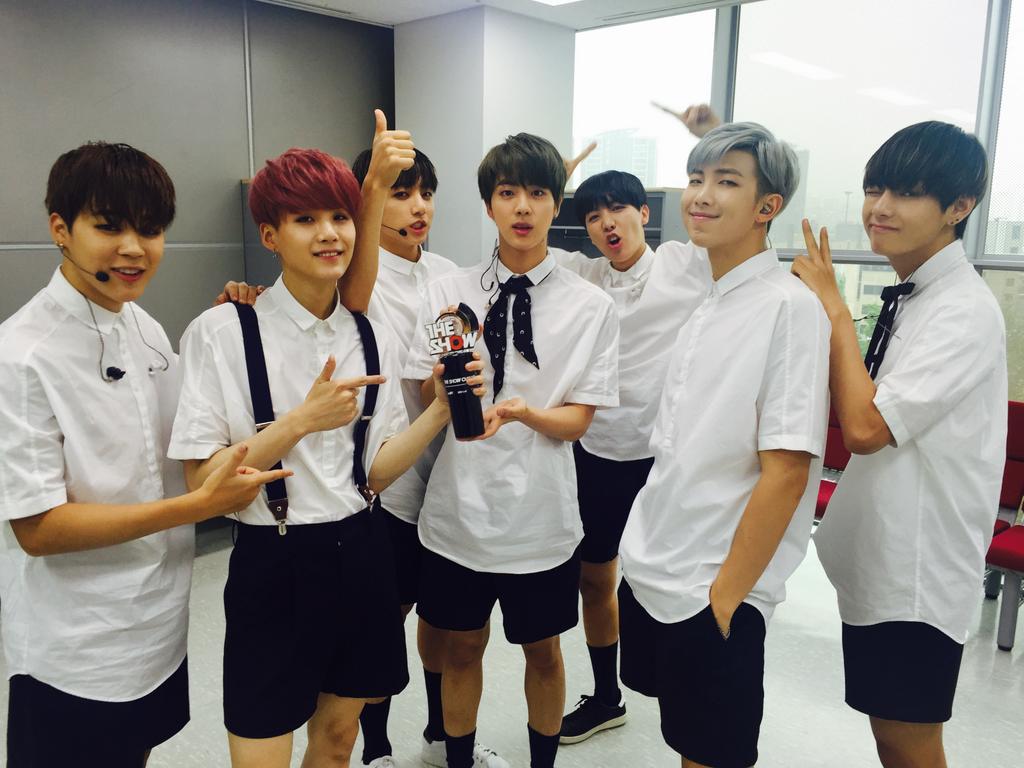 지난주 더쇼초이스의 주인공 방탄소년단! 해외 스케줄이라 전하지 못한 아쉬움을 담아 늦었지만 오늘 전했습니다^^ 다시 한 번 축하드려요~💕 <a href="/bts_bighit/">BTS_official</a> <a href="/BTS_twt/">방탄소년단</a> #방탄소년단 #더쇼