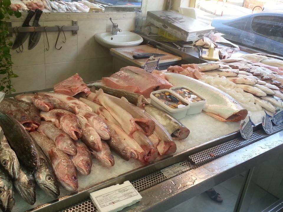 mercheytere's tweet photo. La pinta del choco es increible. Los salmonetes le dan color al puesto. Volvemos a tener gamba fresca y mucho mas http://t.co/TW3Wucs6dJ