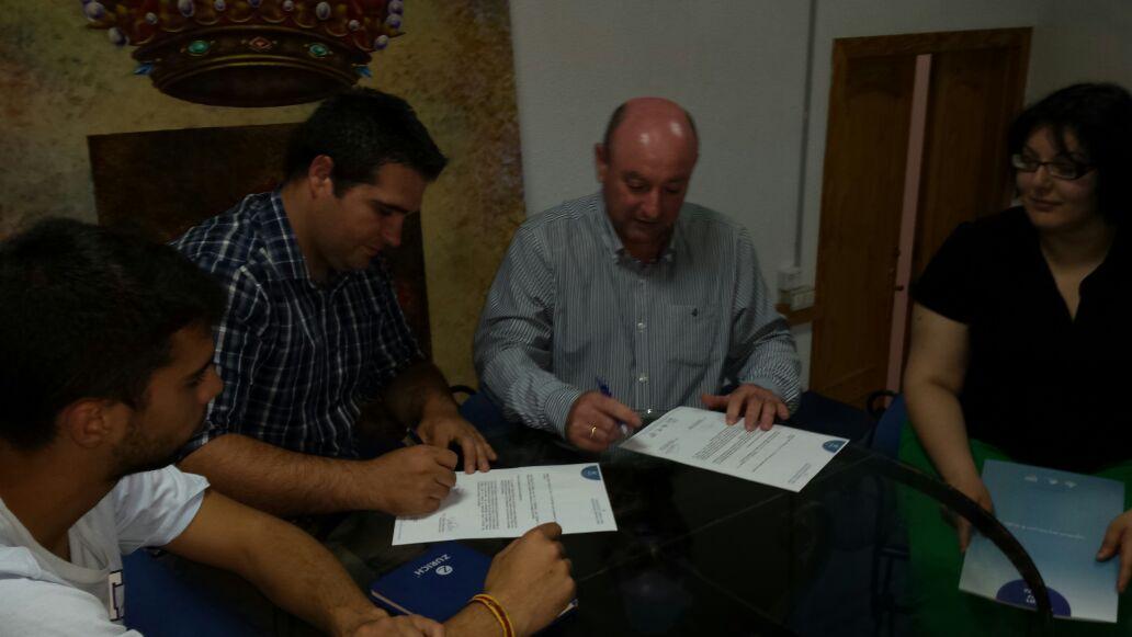 PSOECardena's tweet photo. Jose Manuel Ruiz,nuestro candidato,firma acuerdo con Fed And Cooperativas para fomentar #empleosocial cuando gobierne http://t.co/WOCjjksf35