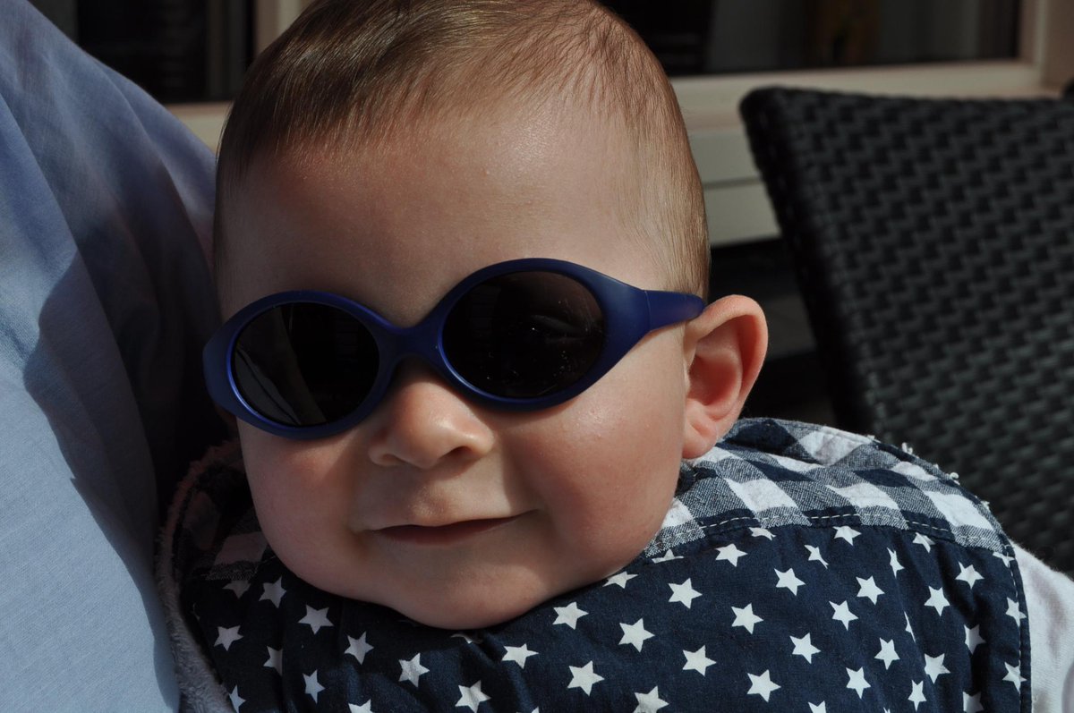 Een kleine enthousiaste zonnebrillendrager! Bekijk onze collectie kinder- en babyzonnebrillen: goo.gl/uNV8rk