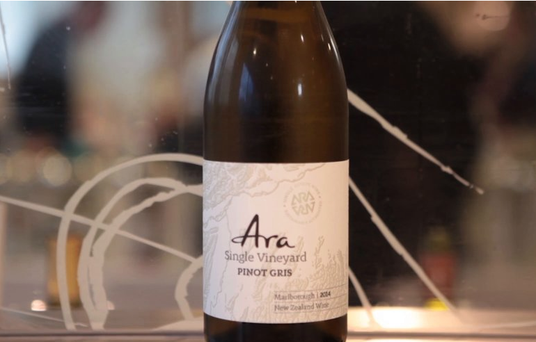 60secwine's tweet photo. @jane_parkinson reviews Ara Pinot Gris from @waitrosewine. Perfect fruity summer sipping. http://t.co/ccGhqsLXrC http://t.co/neKwdhd38t