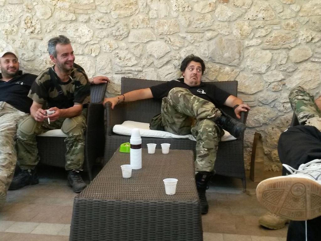XsquadraSkorpio's tweet photo. Momenti di relax post giorcata #OpFlashpoint #Airsoft #Softair #XsquadraSkorpio http://t.co/pE8kktgAKA
