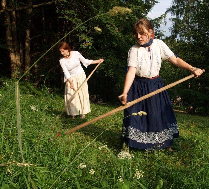 HBJeseniky's tweet photo. 18.7. od časného rána na Holendrech nad Českou vsí - už tradiční folklorní kosení. 
https://t.co/eQtDhF9UpO http://t.co/7ixNuUfPWK