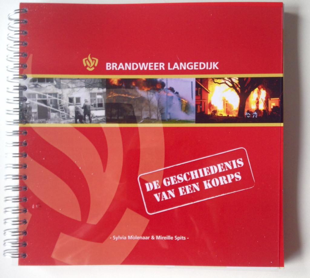 SpitsiD's tweet photo. #brandweer #Langedijk Mooie reacties van de helden uit ons boek bij presentatie in kazerne. #trots http://t.co/NuPcJ6TVtr
