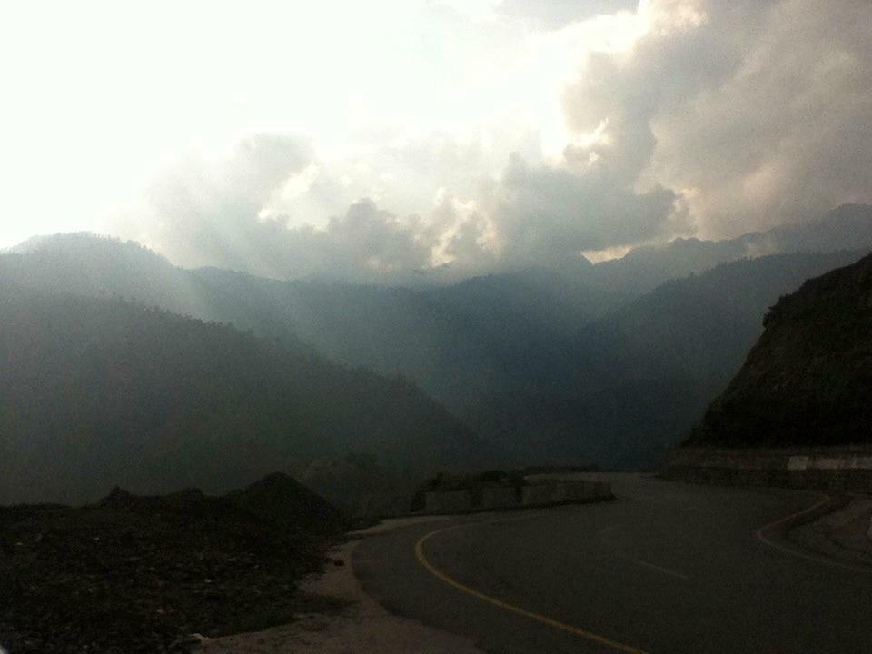 lostnfound___'s tweet photo. #kashmirNaranTour2012 #wanaGothereAgain 😍😐 #perfectlyCaptured http://t.co/BB3TXZxj8q
