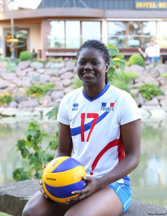 Safiatou Zongo, joueuse emblématique de <a href="/LesMariannesSF/">Les Mariannes</a> sélectionnée en Équipe de France. Beau  parcours pour elle !