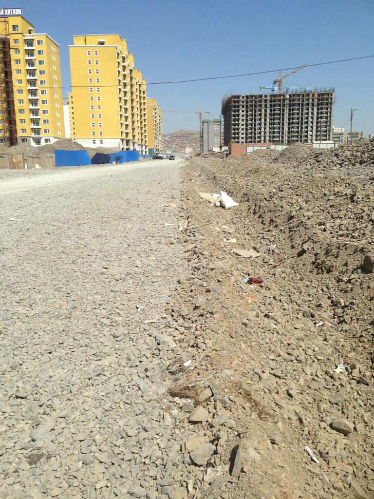 Erdembayar_ts's tweet photo. Борооны ус зайлуулах системтэй зам тавинаа,100 айл руу нэвт гарах учиртайм #7district http://t.co/Bpa6jI2K5D