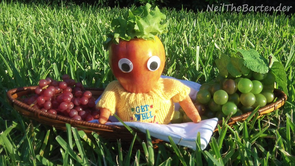 NeilBartender's tweet photo. Here's my new friend Apple Buddy, enjoying the afternoon sun.
#cute #fruit #food http://t.co/JaZBXgFC6b