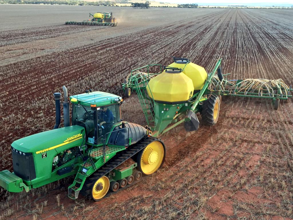 dklracing's tweet photo. Last of the Albus Lupins going in. Back into wheat.  #plant15 http://t.co/LxoVG90Kkg
