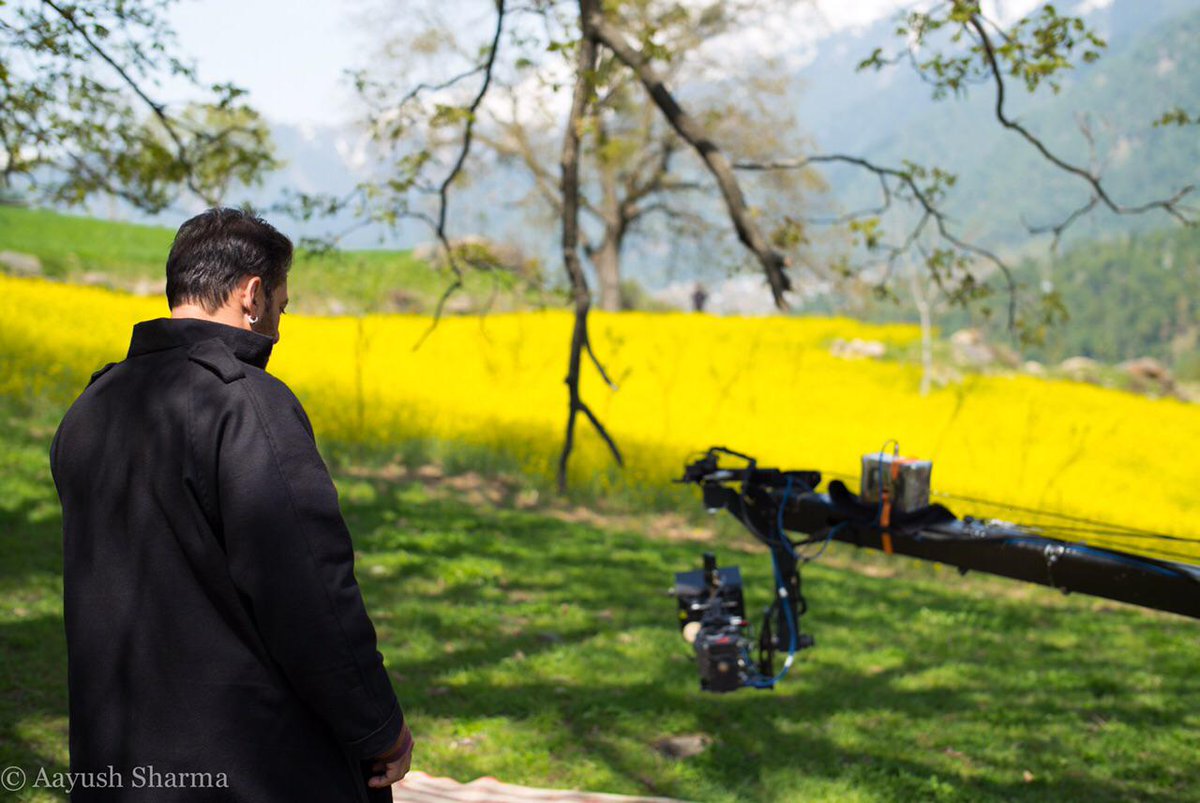 BeingSalmanKhan's tweet photo. KASHMIR bahut AMEER in natural beauty... Maashallah  Maashallah http://t.co/y6r6n78rTv