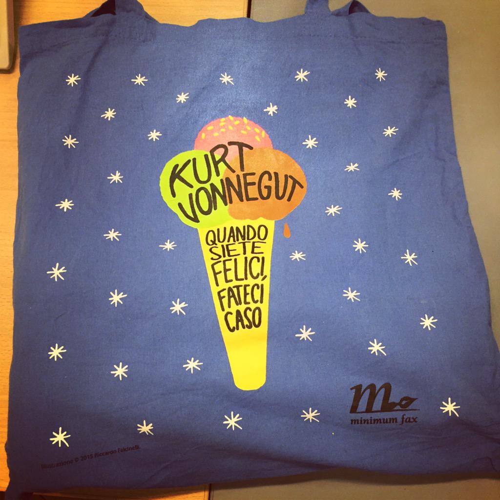 DLambruschini's tweet photo. Diamoci un tono 😉 @minimumfax #kurtvonnegut #shopper #salto15 @CLetteraria @CasaLettori #BloggerInSalto http://t.co/s0qGz0PSoe