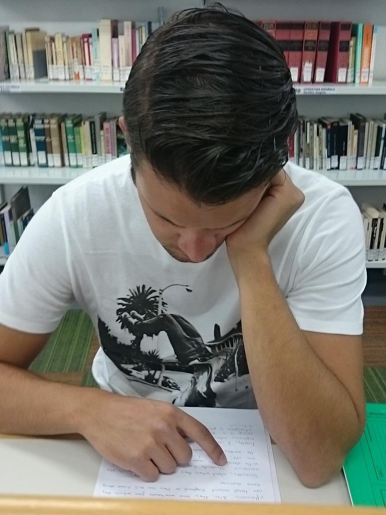 SandraMMtnez's tweet photo. Parece que es verdad que este chico estudia. Yo solo lo veía leyendo etiquetas de Estrella Levante 😂 #Go @Guille356 http://t.co/KmdRUjmGOa