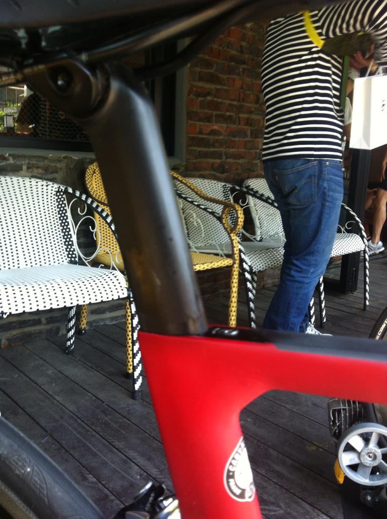 캐년 전시회 다녀왔는데 빨간색 에어로드는 정말 가지고 싶다는 생각이 들었습니다 하지만 일체형 에어로 드랍바에 태클이 걸리고 말았습니다. 일체형 드랍바를 극복할수 있을지