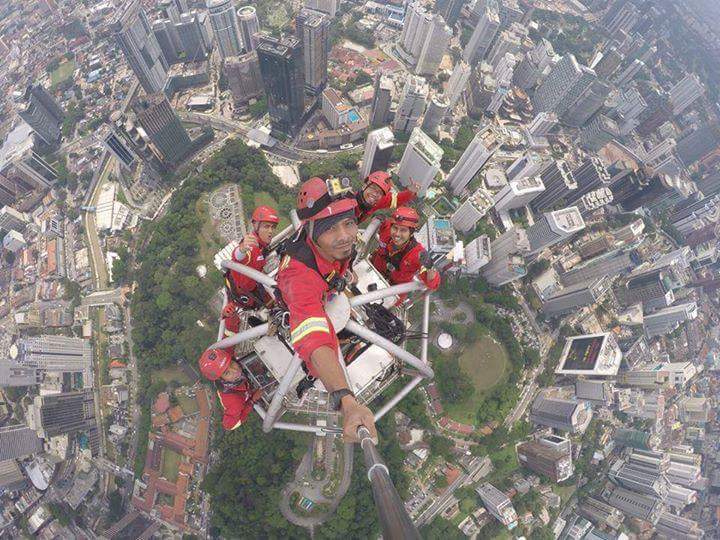 Akutweetfakkta's tweet photo. Selfie of the year!!!!!!!!! Kalah cicakman! http://t.co/pth6w6Nldg