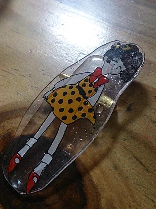 プロトタイプ完成………まずレジンは太陽光で固めること!しっかり絵の具塗らないとトップコートでマッキーが溶けちゃうこと!つぎはこれを活かしてつくるぞぉ(^_^;)あとブローチのとこ見えちゃうのどうしようかなぁ 