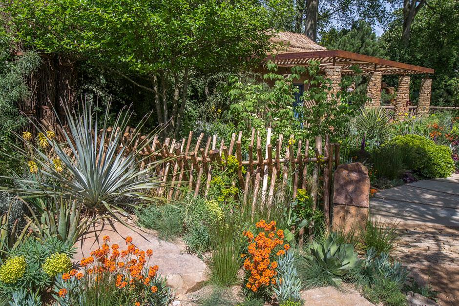 The_RHS's tweet photo. 'Royal seal of approval' for Prince Harry and @matt_keightley's #RHSChelsea Garden http://t.co/3FVnaQXuQq http://t.co/o8H4KibI0d