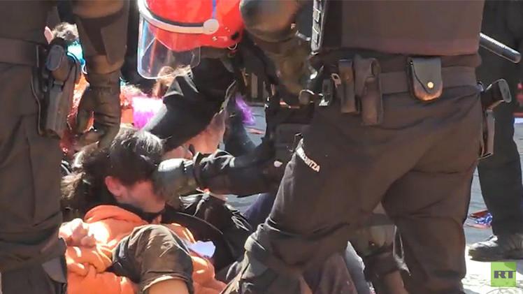 ActualidadRT's tweet photo. Polícia del País Vasco agrede con brutalidad a manifestantes pacíficos #free7 #resist7 Video: http://t.co/D9F9D6UdOJ http://t.co/fOPNXAQIuM