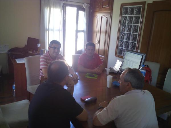 jugmalaga's tweet photo. Foto de la 3ª reunión del JUG Málaga. @manuelfebrero impartiendo su taller de introducción a http://t.co/S8xvI5wfoP http://t.co/iuVGrX7wei
