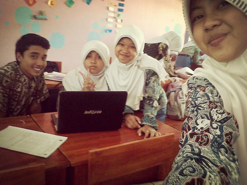 subaydah_sibay's tweet photo. Swadesi 😊 with @hilldha_f @firdasilfia renzim http://t.co/19b0GtWtJ2