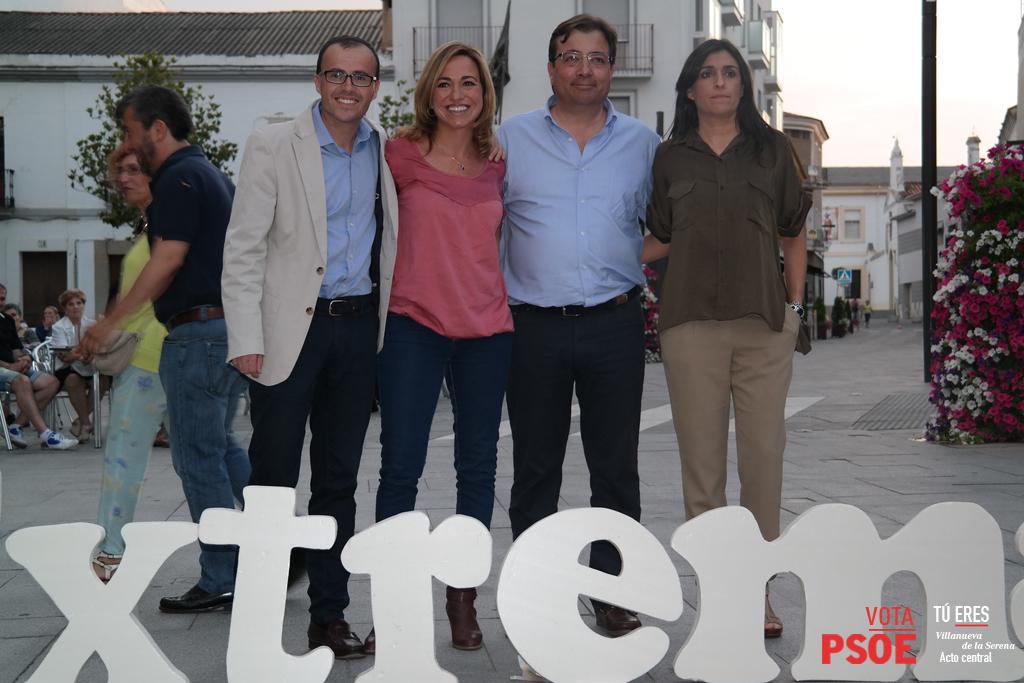 Los villanovenses abarrotan Pza. España para arropar a @magallardovva <a href="/GFVara/">Guillermo Fdez Vara</a> y <a href="/carmechacon/">Carme Chacon</a> bit.ly/Acto1805