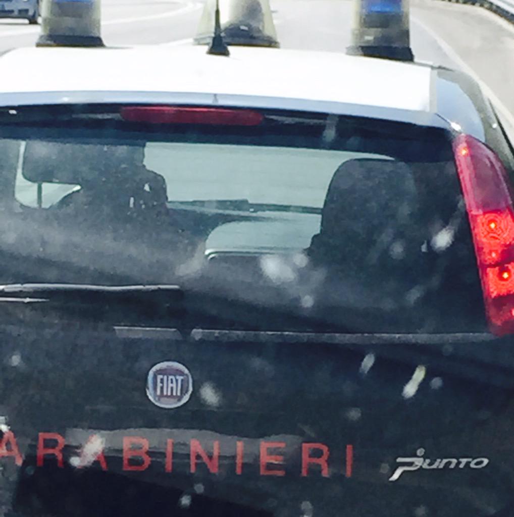 DaGiorgia's tweet photo. 5 punti, guidare mentre si parla al telefono #buonesempio @studioaperto #carabinieri #ministerodigiustizia http://t.co/ZnZIno7TFL