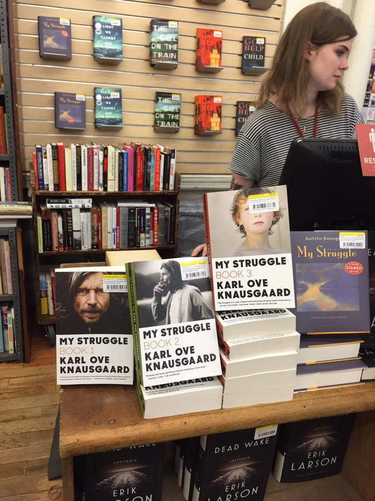 kemmoen's tweet photo. #knausgård ved kassa på #thestrandbooks på #Broadway http://t.co/MtZTTIx19I