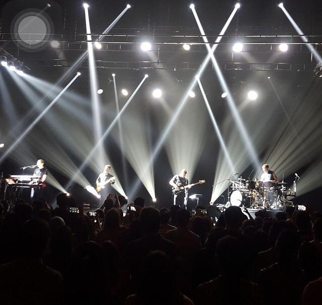 bandwagonPH's tweet photo. The lights play for @alt_j! #altJinManila #bandwagonPH @SecretSoundsSG @karposmm http://t.co/455NsvRFyB