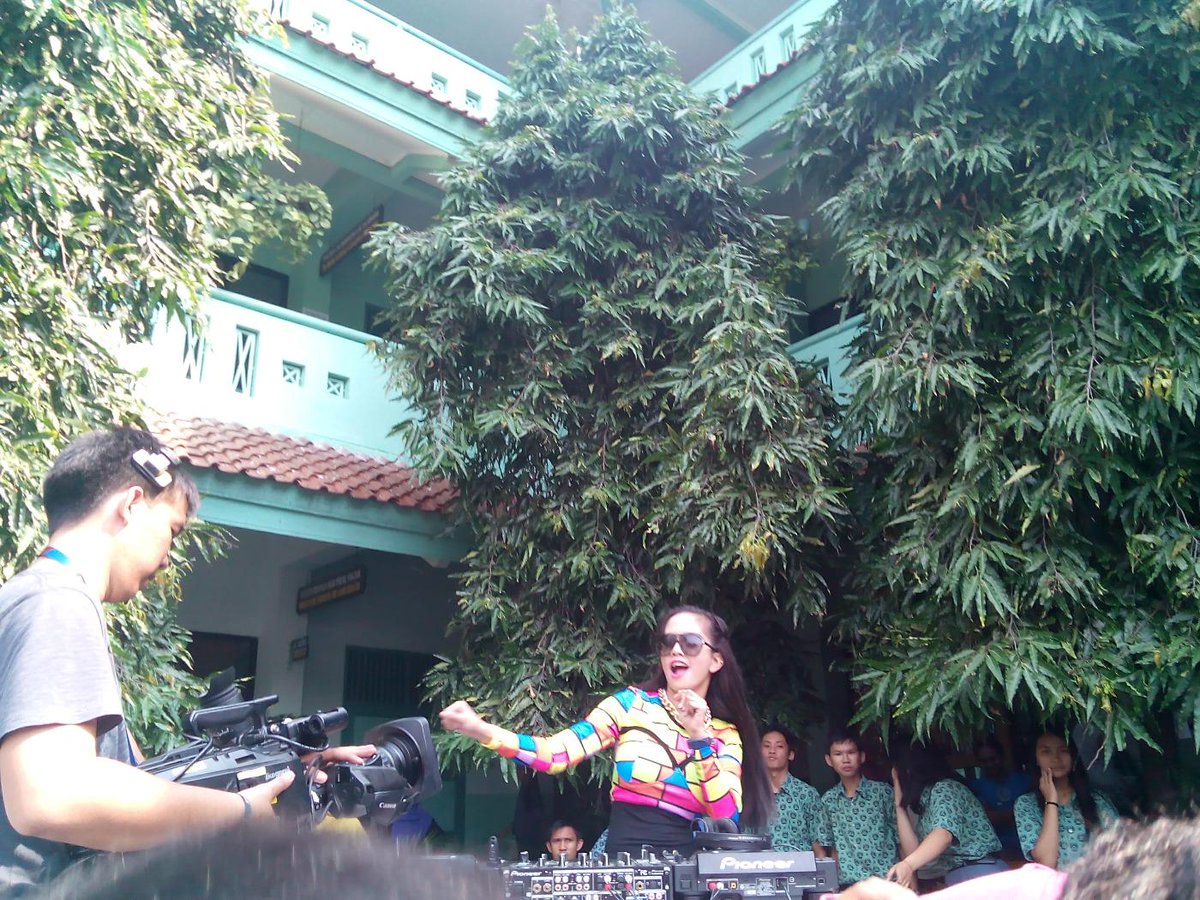 Tapping <a href="/XcoolRCTI/">XCOOL RCTI</a> performance by DJ Joana🎧