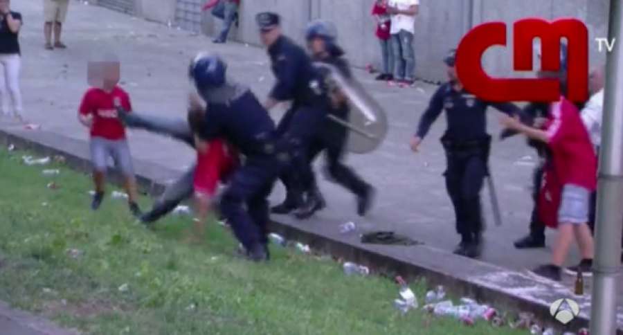 A3Noticias's tweet photo. Portugal investiga la brutal agresión policial a una familia de seguidores del Benfica ▶
http://t.co/K9GixybwSY http://t.co/056v5tMYGB