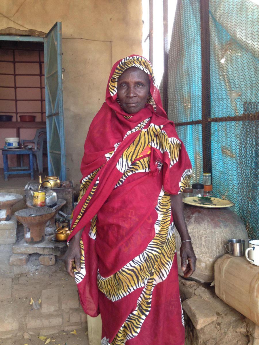 NubaReports's tweet image. A woman sells tea, coffee and snacks near the Ministry of Health in #Kauda, South Korofan, #Sudan.