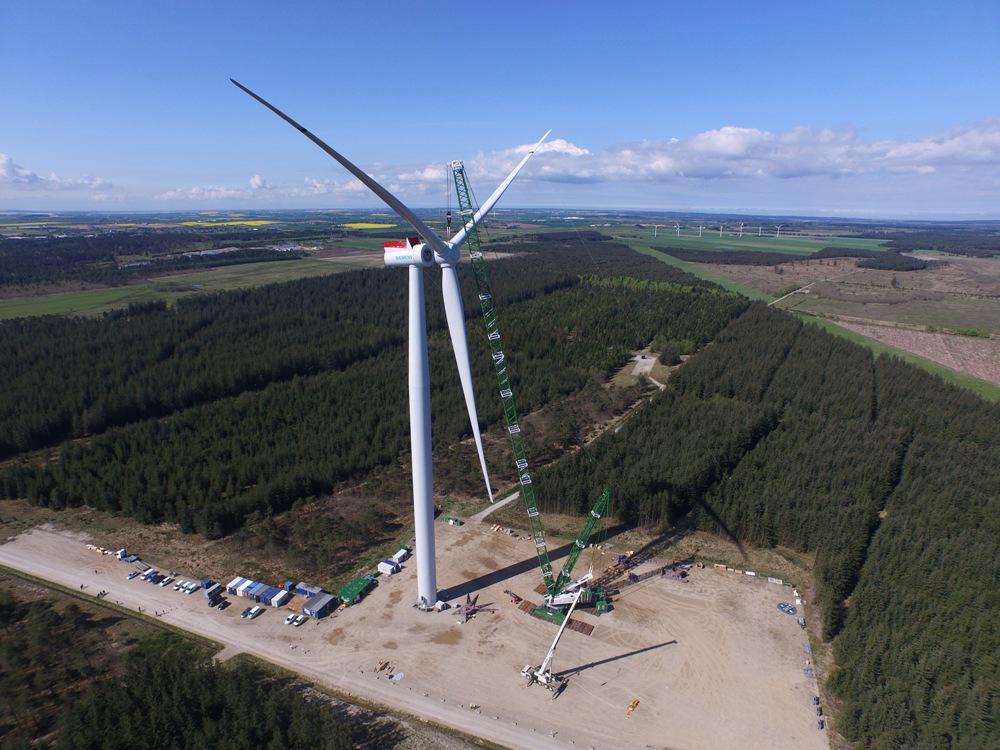 WindCareLtd's tweet photo. Big enough for you? Siemens new 7MW offshore SWT-7.0-154 prototype being installed in Denmark http://t.co/u6MtJ61zMa