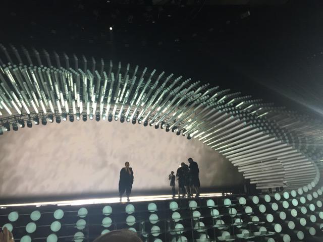 Trijntje steelt niet alleen de show. Ook de LedGo-vloer, mede mogelijk gemaakt door glas van Steinfort Glas.