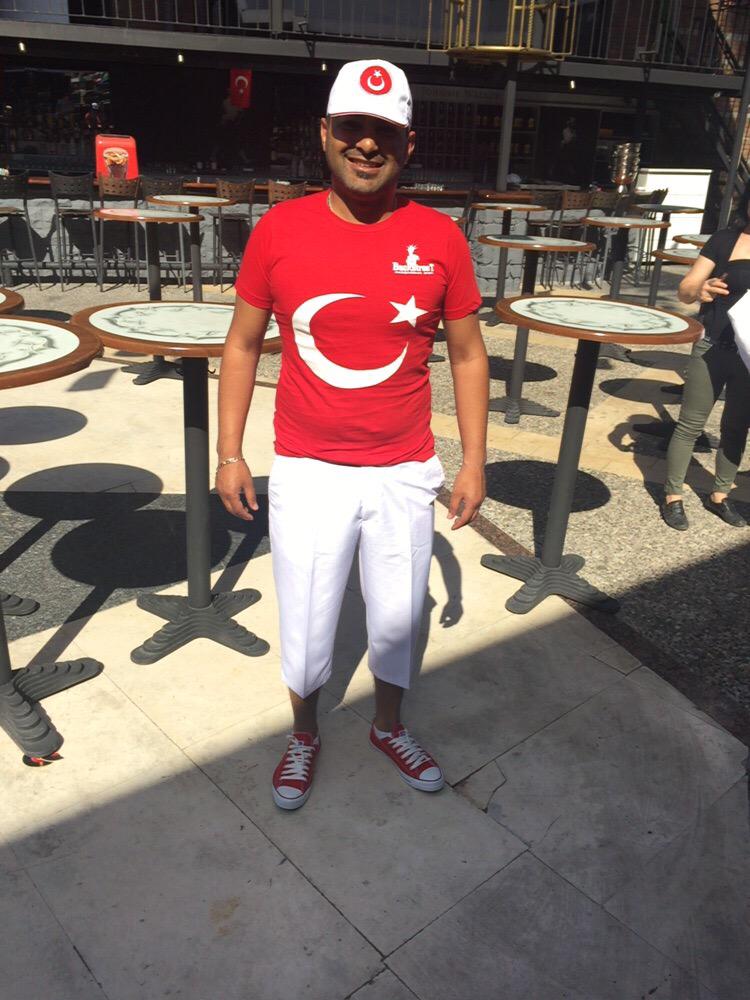 iskenderpaydas's tweet photo. Marmaris Backstreet ekibi akşamki konser kıyafetlerini şimdiden giymişler. http://t.co/vaGUAKf6eo