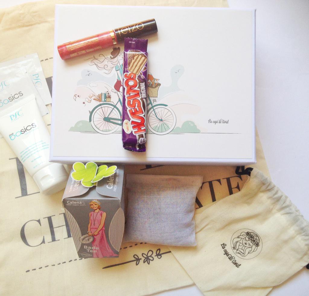 MyMUpCompulsion's tweet photo. @LaCajadeAvril de mayo! Tote bag, crema de manos de @pfc, gloss de @eizocosmetic, te de baño @calena, huesitos y +! http://t.co/gFqEuzHxHA