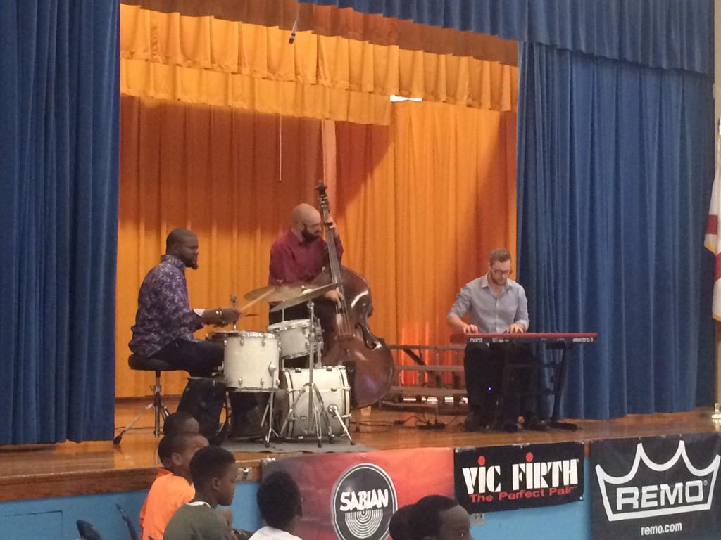 fridaymusicale's tweet photo. How jazz plays major role in modern pop 🎶 @LilJohnLumpkin @ Susie E Tolbert Elementary! #ilovejax #MoreArtCulture http://t.co/Txjf6RHmK5