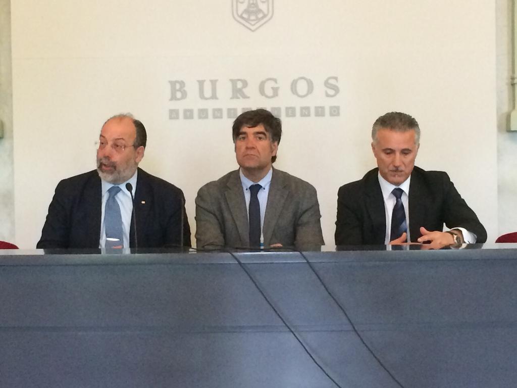 CruzRojaBurgos's tweet photo. @CruzRojaEsp en #Burgos @Aytoburgos y @FundlaCaixa presentando Concierto Solidario #BurgosConNepal @ConNepal http://t.co/vKMWcGXRdD