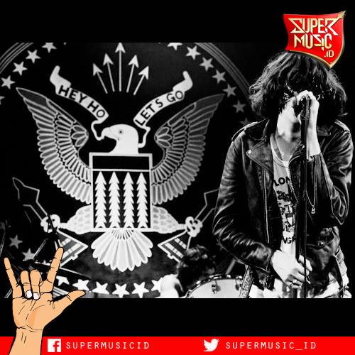 1952: Happy Birthday Joey Ramone vokalis Ramones yang meninggal tahun 2001 karena kanker 