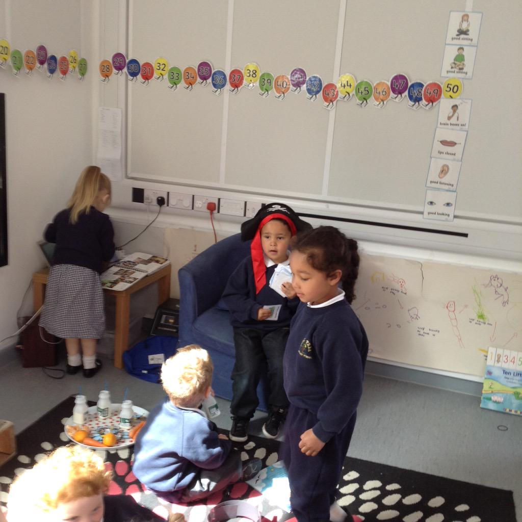 NurseryLTPA2014's tweet photo. Playing school #teachers #phonicstime #whenigrowup http://t.co/6CfAOZQLD3