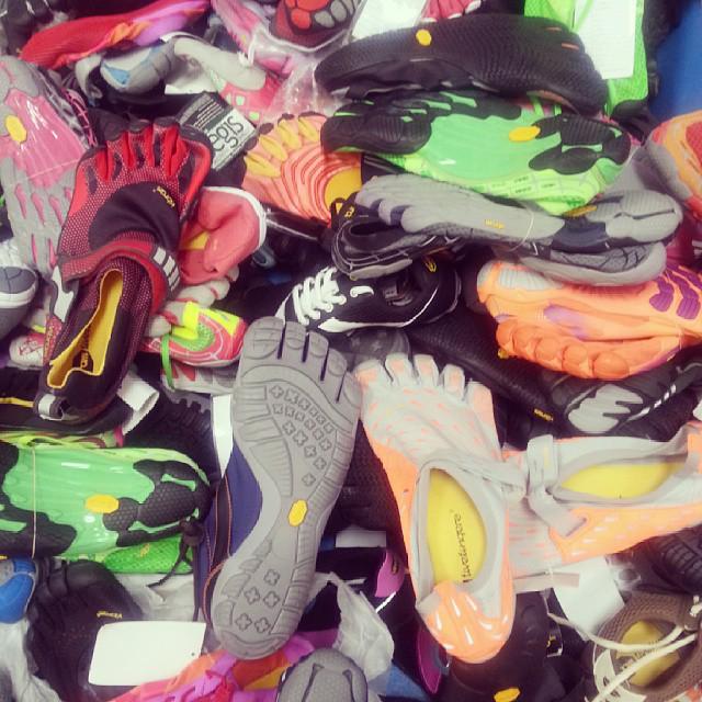 PrimalLifestyle's tweet image. Playin' #shoe snap with samples! Quite good at matching "pears" 🍐🍐 #fivefingers