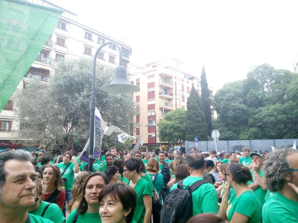GaKalLlaMa's tweet photo. “@Assembleadocent: contra les proves #LOMQE davant conselleria. #Vaga19M . Encara som aquí! http://t.co/NFBYQfijWQ”@PreocupaEdu @SoyPublica