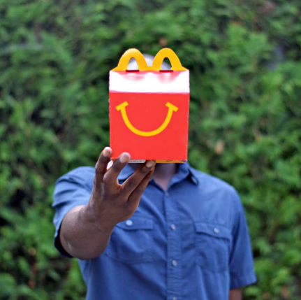 McDonalds_MB's tweet photo. En #McDonalds nos encanta ver sonreír a grandes y a pequeños. Siempre #Happy #HappyMeal http://t.co/pZyQhpB7Ss